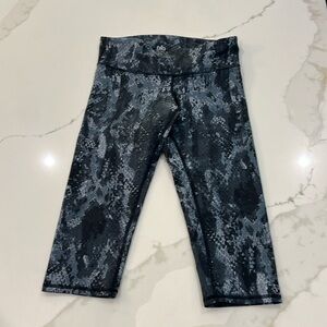 Alo leggings blue and black snack skin pattern